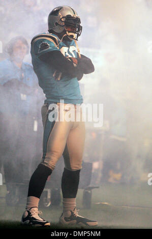 19. November 2009 - Charlotte, North Carolina, USA - 19. November 2009: Carolina Panthers defensive end Julius Peppers #90. Die Miami Dolphins gegen die Carolina Panthers 24-17 bei Bank of America Stadium in Charlotte, North Carolina. (Kredit-Bild: © Margaret Bowles/Southcreek Global/ZUMApress.com) Stockfoto