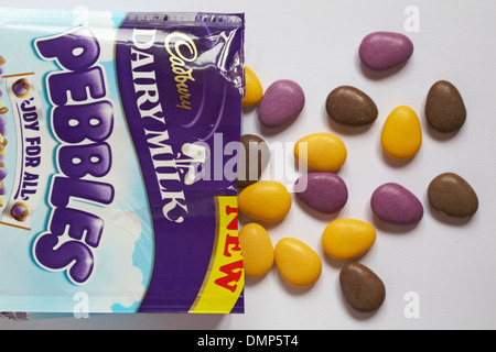 Paket von neuen Cadbury Dairy Milk Kieselsteine Freude für alle leckere Schokolade geöffnet, um Inhalte auf weißem Hintergrund zeigen Stockfoto