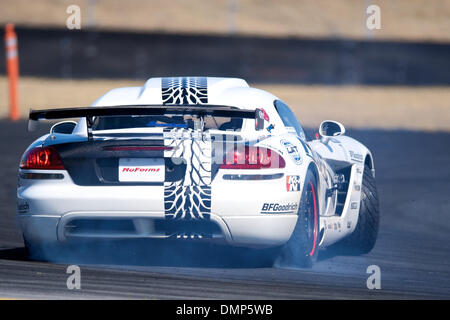 21. August 2009 - Sonoma, Kalifornien, USA - 21. August 2009: Nuformz/Mopar Fahrer Samuel Hubinette von Newport Coast, CA in #77 Dodge Challenger auf dem Formula Drift-Event '' gesperrt und geladen '', Infineon Raceway, Sonoma, CA Â © Matt Cohen / Southcreek Global 2009 (Credit-Bild: © Matt Cohen/Southcreek Global/ZUMApress.com) Stockfoto