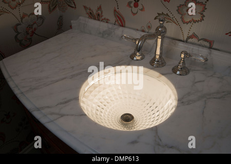 Beleuchtete Crystal Badezimmer Waschbecken mit weißem Marmor Zähler Stockfoto