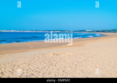 Ein leerer blauer Himmel und blaues Meer, Strand Wellen Rollen. Stockfoto