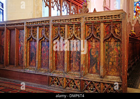 Ein Blick auf Teil der Lettner in der Kirche St Mary Jungfrau im Norden Elmham, Norfolk, England, Vereinigtes Königreich. Stockfoto