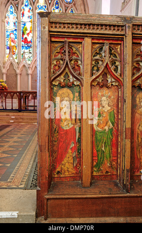 Panel-Details der Lettner in der Pfarrkirche St. Mary Jungfrau im Norden Elmham, Norfolk, England, Vereinigtes Königreich. Stockfoto