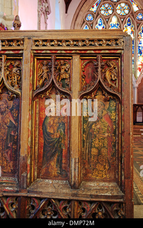 Panel-Details der Lettner in der Pfarrkirche St. Mary Jungfrau im Norden Elmham, Norfolk, England, Vereinigtes Königreich. Stockfoto