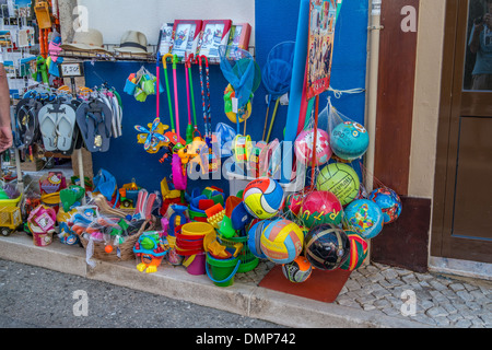 Alles für den Strand inklusive Eimer und Spaten, Fußbälle, Wasserbälle, Flip Flops, Angeln Netze, Windmühlen, Walking Stockfoto