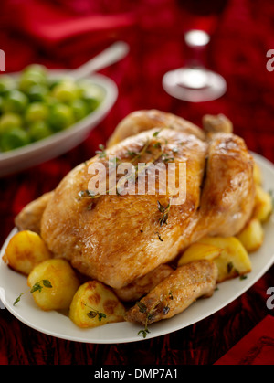 gebratenes ganzes Huhn Abendessen Bratkartoffeln, die Tabelle Rosenkohl Stockfoto