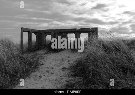 WW2 konkrete Pillbox Ruinen auf Sanddünen am Winterton-on-Sea, Norfolk, England Stockfoto