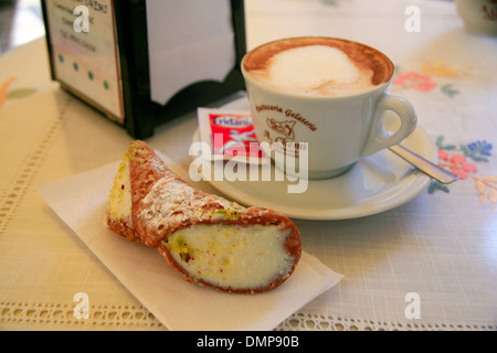 Canoli und cappucino Stockfoto