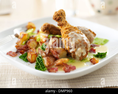 Hähnchen-Drumsticks gebratene Kartoffeln Kohl-Schinken-Speck-sauce Stockfoto