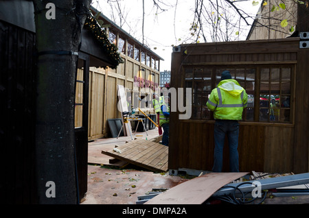 Vorbereitung für den fairen und kontinentalen Weihnachtsmarkt in den Princes Street Gardens, Edinburgh, Schottland. Stockfoto