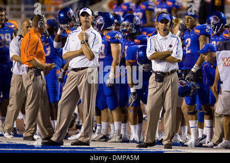 Sep 03, 2009 - Boise, Idaho, USA - 3. September 2009: Boise State Assistent Leiter coachen Brent Pease (links) und head Coach Chris Petersen (rechts) Blick auf von der Seitenlinie während der zweiten Hälfte Aktion von Boise State - Oregon Fußballspiel. Die Boise State Broncos besiegte die Oregon Ducks 18-9 Bronco-Stadion in Boise ID (Kredit-Bild: © Stanley Brewster/Southcreek Global/ZUMA Stockfoto