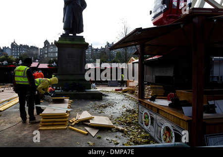 Vorbereitung für den fairen und kontinentalen Weihnachtsmarkt in den Princes Street Gardens, Edinburgh, Schottland. Stockfoto