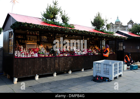 Vorbereitung für den fairen und kontinentalen Weihnachtsmarkt in den Princes Street Gardens, Edinburgh, Schottland. Stockfoto