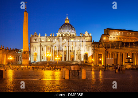 Twilight an St. Peter Basilika, Vatikanstadt, Rom Latium Italien Stockfoto