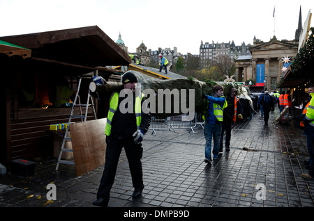 Vorbereitung für den fairen und kontinentalen Weihnachtsmarkt in den Princes Street Gardens, Edinburgh, Schottland. Stockfoto