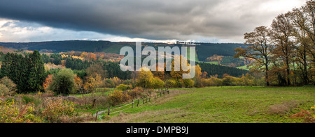 Ländliche Landschaft der belgischen Ardennen zeigt Felder und Wälder in herbstlichen Farben, Wallonien, Belgien Stockfoto