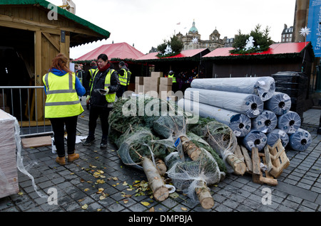 Vorbereitung für den fairen und kontinentalen Weihnachtsmarkt in den Princes Street Gardens, Edinburgh, Schottland. Stockfoto