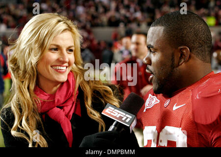 17. Oktober 2009 - Tuscaloosa, Alabama, US - 17October2009: ESPN Reporter Erin Andrews interviews Alabamas Mark Ingram (22). Ingram blasen die Gamecock Verteidigung für 248 Yards auf 24 trägt während der NCAA Football-Spiel zwischen Alabama und der South Carolina spielte im Bryant Denny Stadium in Tuscaloosa, Alabama. The Crimson Tide schlagen die Gamecocks 20-6. (Kredit-Bild: © Jason Clark Stockfoto