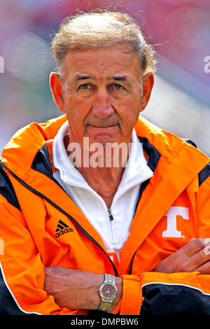 24. Oktober 2009 - Tuscaloosa, Alabama, USA - 10. Oktober 2009: Tennessee defensive Coordinator Monte Kiffin Uhren der Crimson Tide während pregame Warm Ups... Alabama ging an beat die 12-10-Bände in Nägeln gekaut bei Bryant Denny Stadium.10 Oktober 2009: (Credit-Bild: © Jason Clark/Southcreek Global/ZUMApress.com) Stockfoto