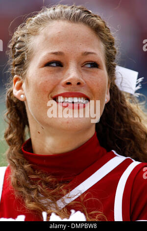 24. Oktober 2009 - Tuscaloosa, Alabama, US - 24October2009: ein Alabama Cheerleader ist alles Lächeln während der NCAA Football-Spiel zwischen den CRIMSON TIDE und der UNIVERSITY of TENNESSEE in Tuscaloosa, Alabama Bryant Denny Stadium gespielt. Die UNIVERSITY of ALABAMA schlagen Tennessee 12-10. (Kredit-Bild: © Jason Clark/Southcreek Global/ZUMApress.com) Stockfoto