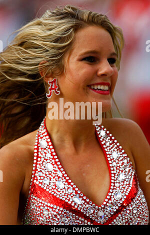 24. Oktober 2009 - Tuscaloosa, Alabama, US - 24October2009: ein Alabama Majorette ist alles Lächeln während der pregame Performance vor der NCAA Football-Spiel zwischen den CRIMSON TIDE und der UNIVERSITY of TENNESSEE in Tuscaloosa, Alabama Bryant Denny Stadium gespielt. Die UNIVERSITY of ALABAMA schlagen Tennessee 12-10. (Kredit-Bild: © Jason Clark/Southcreek Global/ZUMApress.com) Stockfoto