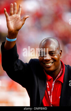 24. Oktober 2009 - Tuscaloosa, Alabama, US - 24October2009: Alabama All-American, NFL Hall Fame aktuelle general Manager für die Baltimore Ravens, Ozzie Newsome begrüßt das Publikum vor der NCAA Football-Spiel zwischen den CRIMSON TIDE und der UNIVERSITY of TENNESSEE in Tuscaloosa, Alabama Bryant Denny Stadium gespielt. Die UNIVERSITY of ALABAMA schlagen Tennessee 12-10. (Kredit Bild Stockfoto