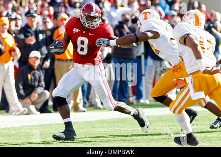 24. Oktober 2009 - Tuscaloosa, Alabama, US - 24October2009: Alabamas Start Empfänger, Julio Jones (8), liefert einen steifen Arm, um Tennessee Herman Lathers (34) für zusätzliche Birdie in der ersten Hälfte des Spiels der NCAA Football-Spiel zwischen den CRIMSON TIDE und der UNIVERSITY of TENNESSEE in Tuscaloosa, Alabama Bryant Denny Stadium gespielt. Die UNIVERSITY of ALABAMA schlagen Tennessee Stockfoto