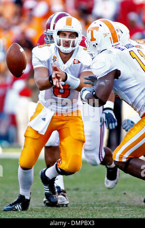 24. Oktober 2009 - Tuscaloosa, Alabama, US - 24October2009: Tennessee Quarterback Jonathan Crompton (8) Stellplätze den Ball zum Stau Bryce Brown (11) während der NCAA Football-Spiel zwischen den CRIMSON TIDE und der UNIVERSITY of TENNESSEE im Bryant Denny Stadium in Tuscaloosa, Alabama spielte. Die UNIVERSITY of ALABAMA schlagen der UNIVERSITY of TENNESSEE 12-10. (Kredit-Bild: © Jason Clark Stockfoto