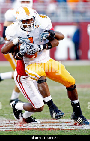 24. Oktober 2009 - Tuscaloosa, Alabama, US - 24October2009: Tennessee Gerald Jones (4) ist getroffen und sank, sobald er den Ball während der NCAA Football-Spiel zwischen den CRIMSON TIDE und der UNIVERSITY of TENNESSEE in Tuscaloosa, Alabama Bryant Denny Stadium gespielt fängt. Die UNIVERSITY of ALABAMA schlagen der UNIVERSITY of TENNESSEE 12-10. (Kredit-Bild: © Jason Clark/Southcreek Stockfoto