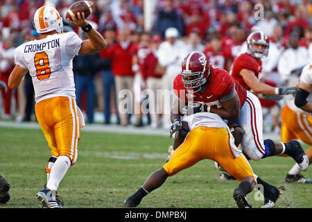 24. Oktober 2009 - Tuscaloosa, Alabama, US - 24October2009: Tennessee Quarterback Jonathan Crompton (8) beginnt, einen Pass zu machen, wie seine Stau die Beine von Alabamas Marcel Dareus (57) während der NCAA Football Spiel zwischen the CRIMSON TIDE und der UNIVERSITY of TENNESSEE gespielt Bryant Denny Stadium in Tuscaloosa, Alabama herausnimmt. Die UNIVERSITY of ALABAMA schlagen die Universität von TE Stockfoto