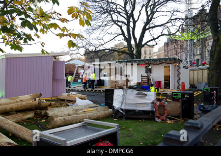 Vorbereitung für den fairen und kontinentalen Weihnachtsmarkt in St Andrews Square, Edinburgh, Schottland. Stockfoto