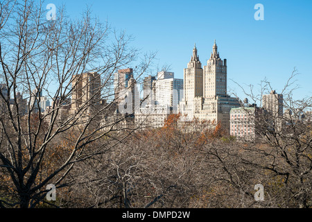 San Remo Mieter Corporation Gebäude sehen zwischen Niederlassungen in herbstlichen Central Park, New York, USA Stockfoto