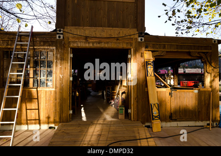 Vorbereitung für den fairen und kontinentalen Weihnachtsmarkt in den Princes Street Gardens, Edinburgh, Schottland. Stockfoto