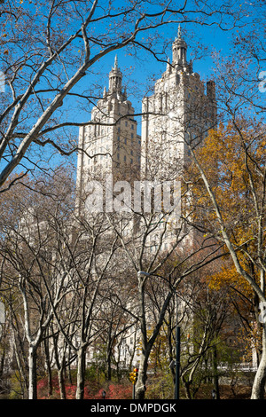 San Remo Mieter Corporation Gebäude sehen zwischen Niederlassungen in herbstlichen Central Park, New York, USA Stockfoto