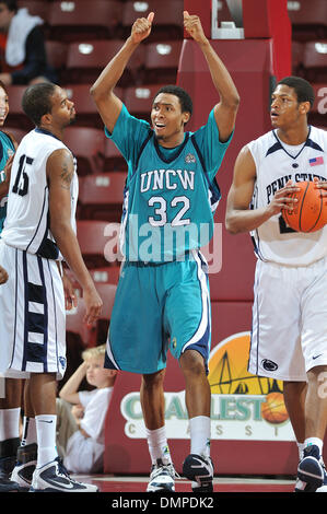 19. November 2009 - Charleston, SC, USA - 19. November 2009: John Fields (32) von Wilmington feiert sein Team Bemühungen wie die Seahawks Penn State schlagen.  UNC-Wilmington Niederlagen Penn State 80-69 in die ESPN Charleston Classic statt in Carolina erste Arena in Charleston, SC. (Credit-Bild: © Tim Cowie/Southcreek Global/ZUMApress.com) Stockfoto