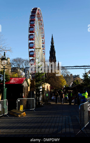 Vorbereitung für den fairen und kontinentalen Weihnachtsmarkt in den Princes Street Gardens, Edinburgh, Schottland. Stockfoto