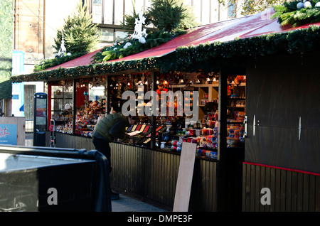 Vorbereitung für den fairen und kontinentalen Weihnachtsmarkt in den Princes Street Gardens, Edinburgh, Schottland. Stockfoto