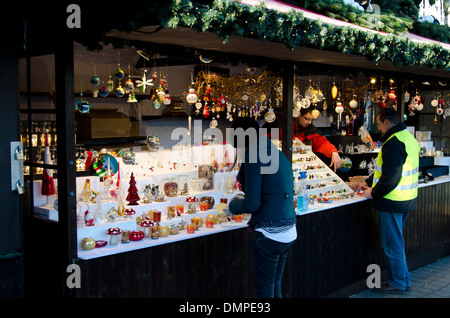 Vorbereitung für den fairen und kontinentalen Weihnachtsmarkt in den Princes Street Gardens, Edinburgh, Schottland. Stockfoto