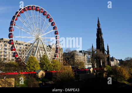 Vorbereitung für den fairen und kontinentalen Weihnachtsmarkt in den Princes Street Gardens, Edinburgh, Schottland. Stockfoto