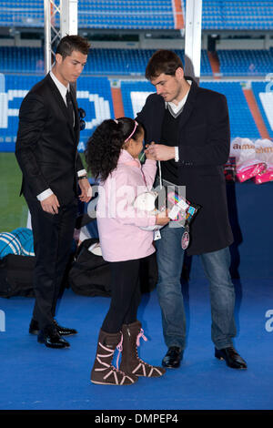 Madrid, Spanien. 16. Dezember 2013. Fußball Spieler von Real Madrid Iker Casillas und Cristiano Ronaldo mit den am stärksten benachteiligten Kindern in der Kampagne '' At Christmas, kein Kind ohne ein Geschenk. : Bildnachweis Oscar Gonzalez/NurPhoto: Oscar Gonzalez/NurPhoto/ZUMAPRESS.com/Alamy Live-Nachrichten Stockfoto