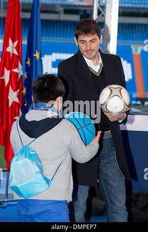 Madrid, Spanien. 16. Dezember 2013. Fußball Spieler von Real Madrid Iker Casillas und Cristiano Ronaldo mit den am stärksten benachteiligten Kindern in der Kampagne '' At Christmas, kein Kind ohne ein Geschenk. : Bildnachweis Oscar Gonzalez/NurPhoto: Oscar Gonzalez/NurPhoto/ZUMAPRESS.com/Alamy Live-Nachrichten Stockfoto