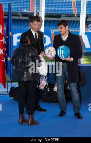 Madrid, Spanien. 16. Dezember 2013. Fußball Spieler von Real Madrid Iker Casillas und Cristiano Ronaldo mit den am stärksten benachteiligten Kindern in der Kampagne '' At Christmas, kein Kind ohne ein Geschenk. : Bildnachweis Oscar Gonzalez/NurPhoto: Oscar Gonzalez/NurPhoto/ZUMAPRESS.com/Alamy Live-Nachrichten Stockfoto