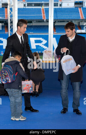 Madrid, Spanien. 16. Dezember 2013. Fußball Spieler von Real Madrid Iker Casillas und Cristiano Ronaldo mit den am stärksten benachteiligten Kindern in der Kampagne '' At Christmas, kein Kind ohne ein Geschenk. : Bildnachweis Oscar Gonzalez/NurPhoto: Oscar Gonzalez/NurPhoto/ZUMAPRESS.com/Alamy Live-Nachrichten Stockfoto