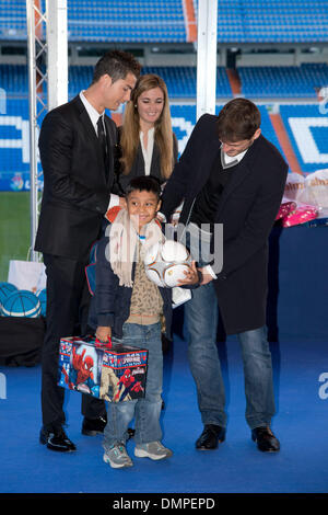 Madrid, Spanien. 16. Dezember 2013. Fußball Spieler von Real Madrid Iker Casillas und Cristiano Ronaldo mit den am stärksten benachteiligten Kindern in der Kampagne '' At Christmas, kein Kind ohne ein Geschenk. : Bildnachweis Oscar Gonzalez/NurPhoto: Oscar Gonzalez/NurPhoto/ZUMAPRESS.com/Alamy Live-Nachrichten Stockfoto