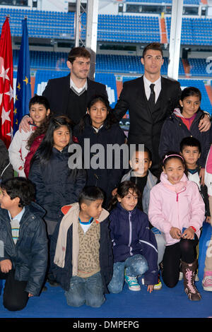 Madrid, Spanien. 16. Dezember 2013. Fußball Spieler von Real Madrid Iker Casillas und Cristiano Ronaldo mit den am stärksten benachteiligten Kindern in der Kampagne '' At Christmas, kein Kind ohne ein Geschenk. : Bildnachweis Oscar Gonzalez/NurPhoto: Oscar Gonzalez/NurPhoto/ZUMAPRESS.com/Alamy Live-Nachrichten Stockfoto