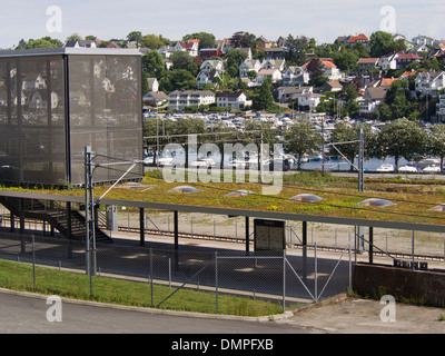 Paradis (Paradies) Bahnhof in Stavanger Norwegen, Hillevågsvannet Vergnügen Bootshafen und Holzvillen Stockfoto