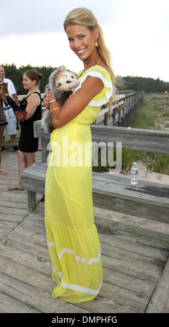 Beth Ostrosky Stern besucht einen Charity-Vorteil für Evelyn Alexander Wildlife Rescue Center in Southampton Hampton Bays New York Stockfoto