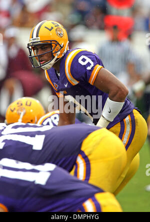 Sep 26, 2009 - Starkville, Mississippi, USA - 26. September 2009: Quarterback Jordan Jefferson (9) ruft ein Theaterstück an der Linie.  Die LSU Tigers besiegte die MSU-Bulldogs 30-26 im Davis Wade Stadion in Starkville MS. (Credit-Bild: © Fichte Derden/Southcreek Global/ZUMApress.com) Stockfoto