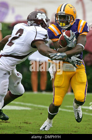 Sep 26, 2009 - Starkville, Mississippi, USA - 26. September 2009: Trindon Holliday (8) spricht sich herum Robert Elliot (2). Die LSU Tigers besiegte die MSU-Bulldogs 30-26 im Davis Wade Stadion in Starkville MS. (Credit-Bild: © Fichte Derden/Southcreek Global/ZUMApress.com) Stockfoto