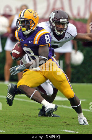 Sep 26, 2009 - Starkville, Mississippi, USA - 26. September 2009: Trindon Holliday (8) spricht sich herum Robert Elliot (2).  Die LSU Tigers besiegte die MSU-Bulldogs 30-26 im Davis Wade Stadion in Starkville MS. (Credit-Bild: © Fichte Derden/Southcreek Global/ZUMApress.com) Stockfoto